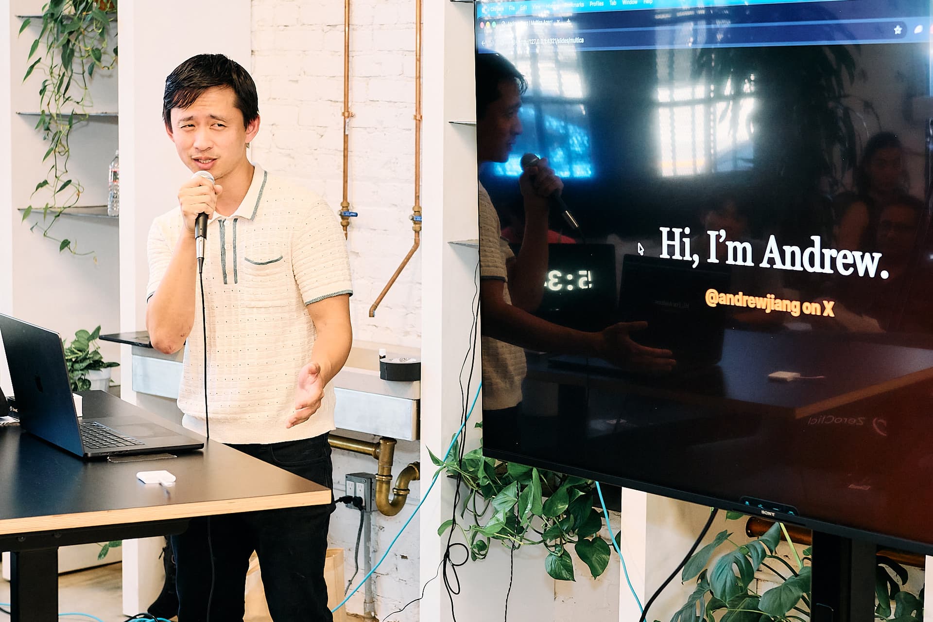 Andrew Jiang presenting his agent blog setup with his intro slide on screen